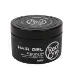 Redone Hair Gel Keratin Men is een haargel met een enorm sterke hold, die je haren tot wel 24 uur in model houdt. Deze haargel bevat keratine extracten, hierdoor worden je haren gevoed en beschermt tegen schadelijke externe invloeden van buitenaf. Deze gel kan je gebruiken voor elke look die je wilt, en is te gebruiken op zowel handdoek droog haar of droge haren. Je haren zien er de gehele dag gezond en glanzend uit en de geur is heerlijk fris. Flyaways zijn verleden tijd en het is daarnaast cruelty free! Wat wil je nog meer? Wat zijn de belangrijkste kenmerken van de Keratin Haargel Maximum Control? Geschikt voor alle haartypes Een sterke hold Geeft je haren een natuurlijke look Geeft langdurige beschermen aan je haren en haarzakjes Maakt je haren dikker Geeft structuur aan je haar Zorgt ervoor dat je haren meer volheid krijgen Bevat keratine extracten, Vitamine A & E Cruelty free Volledig vrij van parabenen, sulfaten, ammoniak, formaldehyde en siliconen